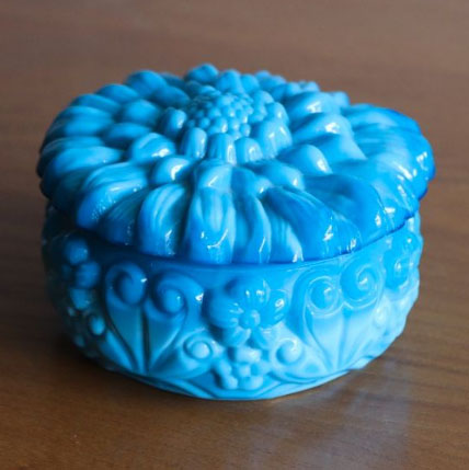 Boite vintage en verre moulé bleu - Décor floral (années 60-70)