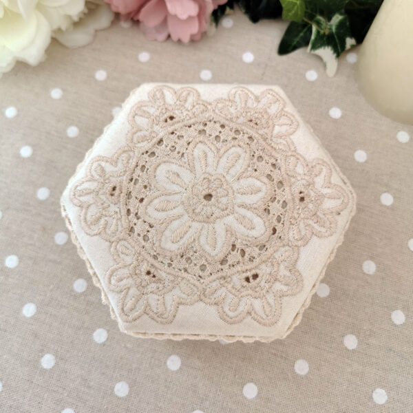 Boite hexagonale en tissu brodé esprit dentelle – Image 3