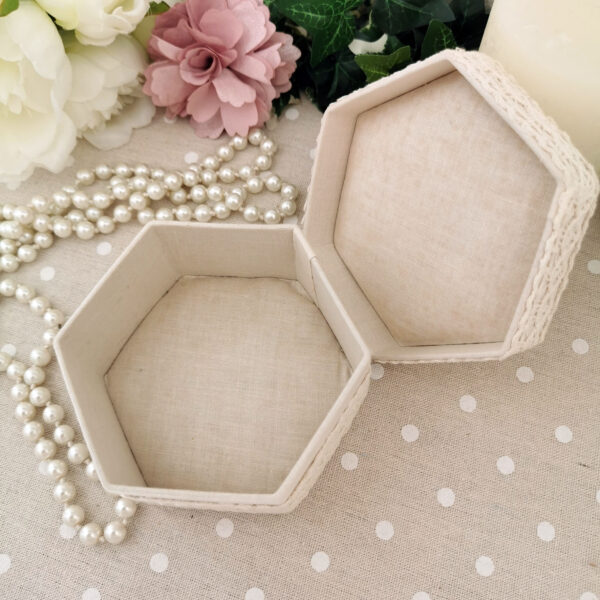 Boite hexagonale en tissu brodé esprit dentelle – Image 4