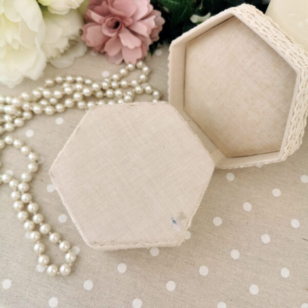 Boite hexagonale en tissu brodé esprit dentelle – Image 5