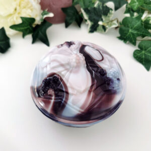 Boîte en verre opalin blanc et violet