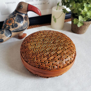 boîte ancienne en bambou tressé à motif étoilé, artisanat asiatique, vue fermée