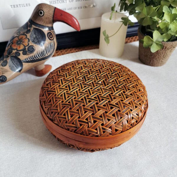 boîte ancienne en bambou tressé à motif étoilé, artisanat asiatique, vue fermée