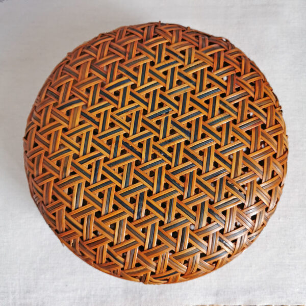 Boite ronde en bambou tressé – Artisanat asiatique ancien – Image 3