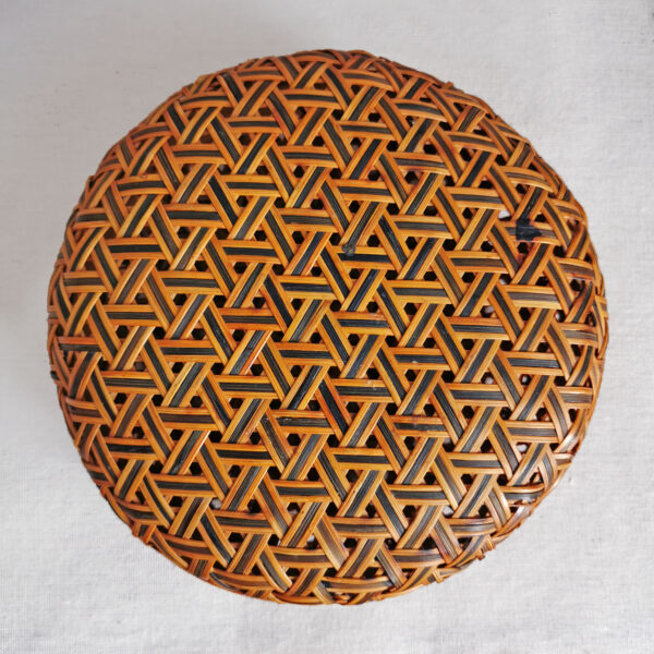 Boite ronde en bambou tressé – Artisanat asiatique ancien – Image 4