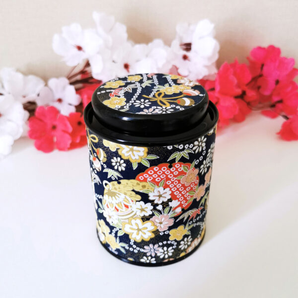 Boîte à thé japonaise en métal noir décorée de papier washi à motif sakura et grelots, fond noir et doré