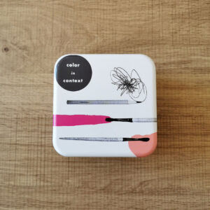 boîte en métal Fossil Color in Context – design pinceaux sur fond blanc