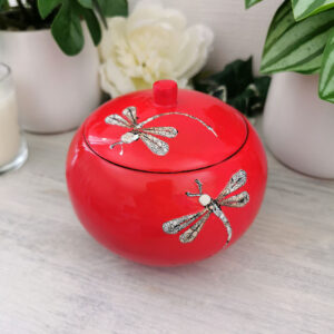 boîte ronde artisanale laquée rouge décorée de libellules blanches