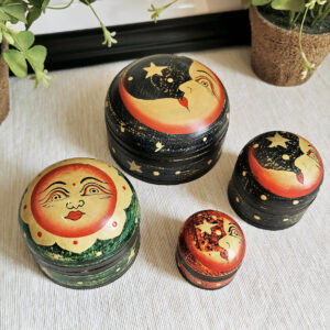 Lot de quatre boîtes en bois peint à la main, visages lune et soleil, artisanat mexicain