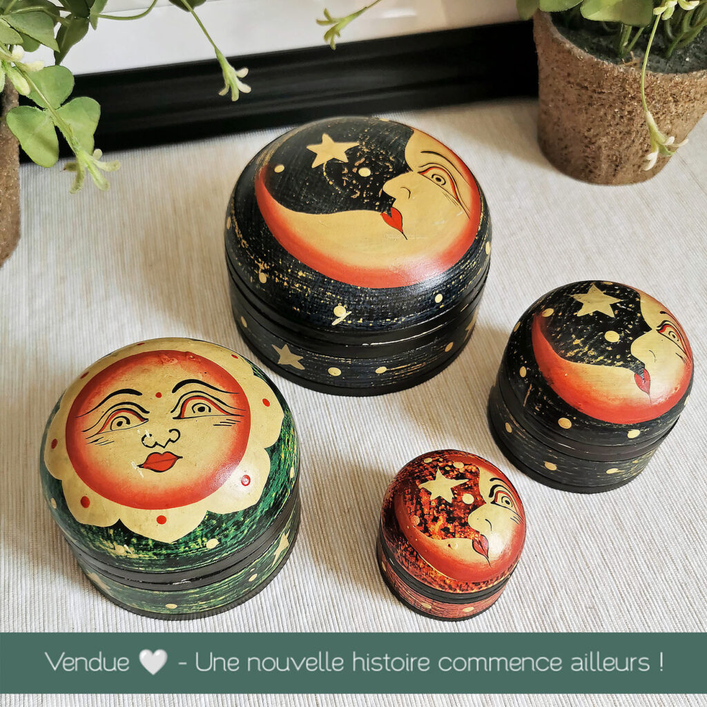 Lot de quatre boîtes en bois peint à la main, visages lune et soleil, artisanat mexicain