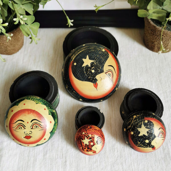 Lot de 4 boites en bois peint, motifs lune et soleil - Mexique – Image 2