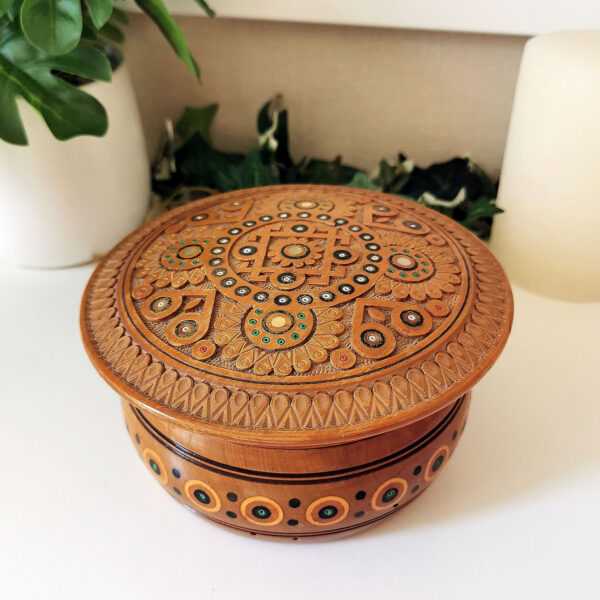 boîte ronde en bois sculpté et décoré, artisanat signé, vue du couvercle