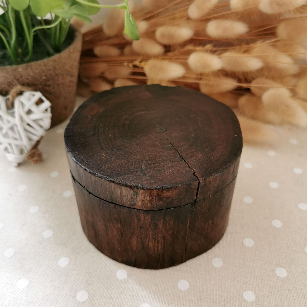 Boîte ronde en bois massif foncé faite à la main avec couvercle coulissant, style brut et naturel