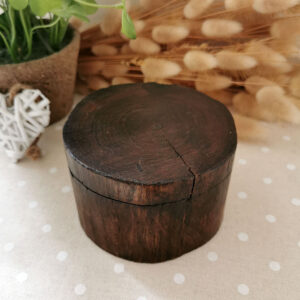 Boîte ronde en bois massif foncé faite à la main avec couvercle coulissant, style brut et naturel