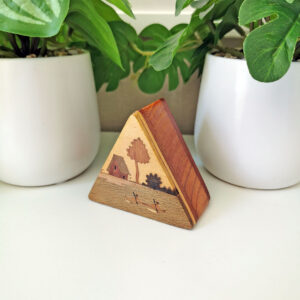 boîte triangulaire artisanale en bois marqueté malgache des années 60, décor naïf avec paysage stylisé