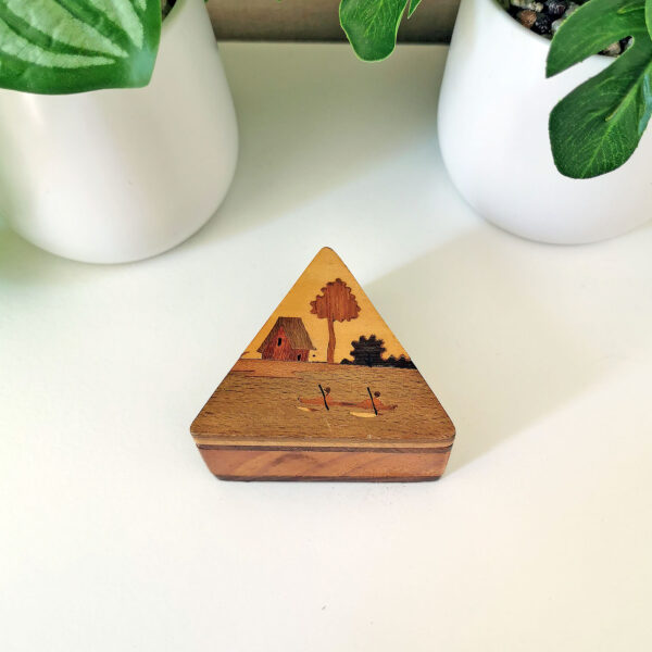 Petite boite triangulaire en bois marqueté - Madagascar (années 60) – Image 2