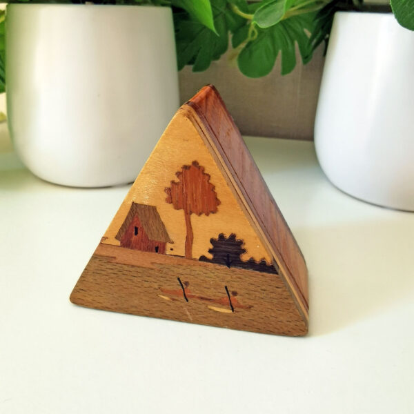 Petite boite triangulaire en bois marqueté - Madagascar (années 60) – Image 3
