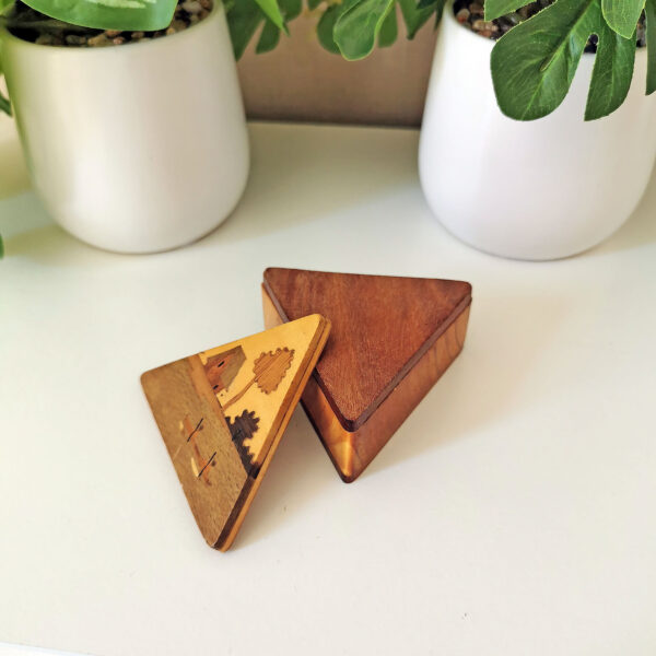 Petite boite triangulaire en bois marqueté - Madagascar (années 60) – Image 4