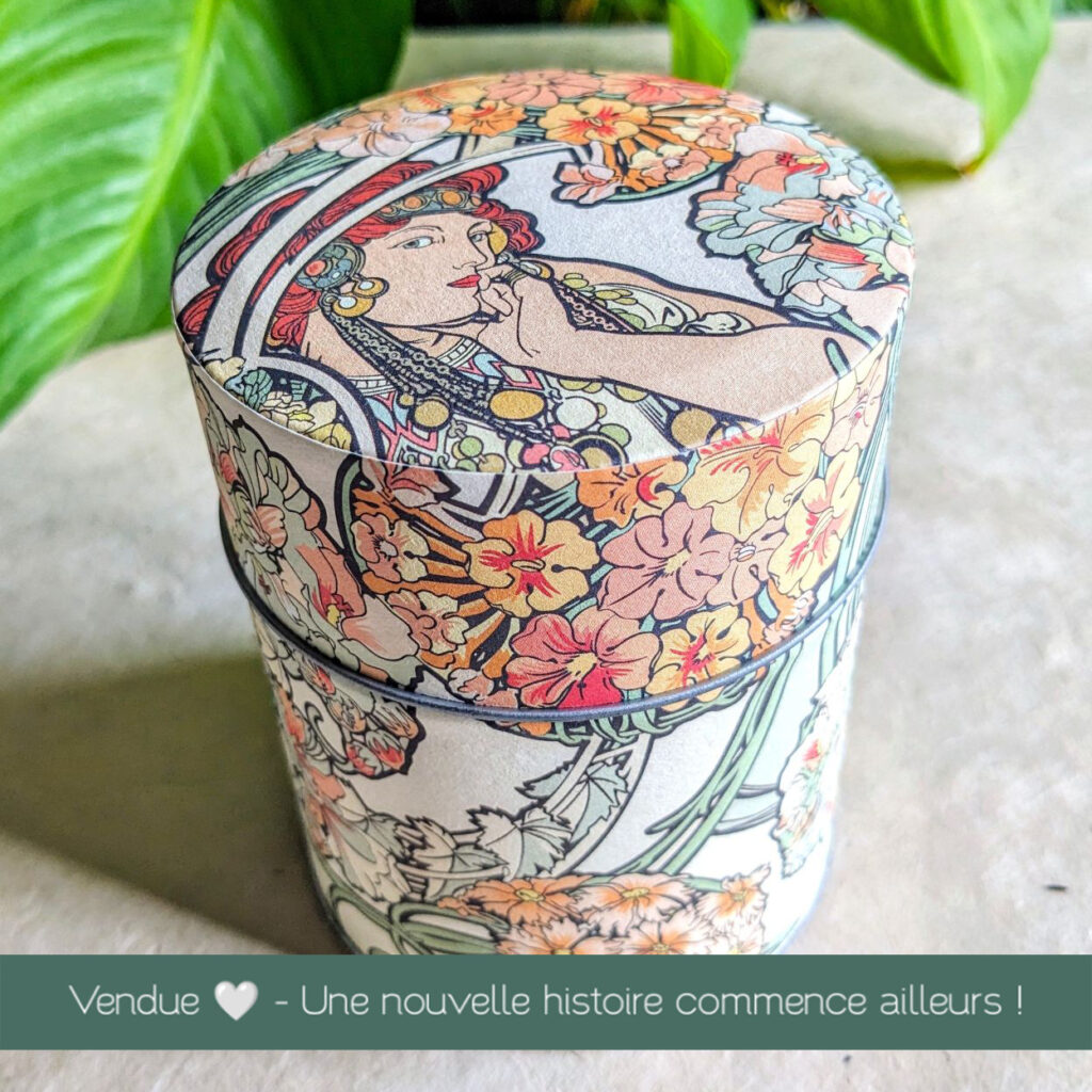 boîte à thé artisanale ronde motif fleurs oranges et femme style Mucha – Les Boîtes du Luberon