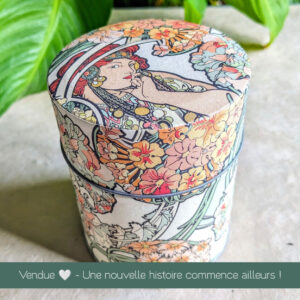 boîte à thé artisanale ronde motif fleurs oranges et femme style Mucha – Les Boîtes du Luberon