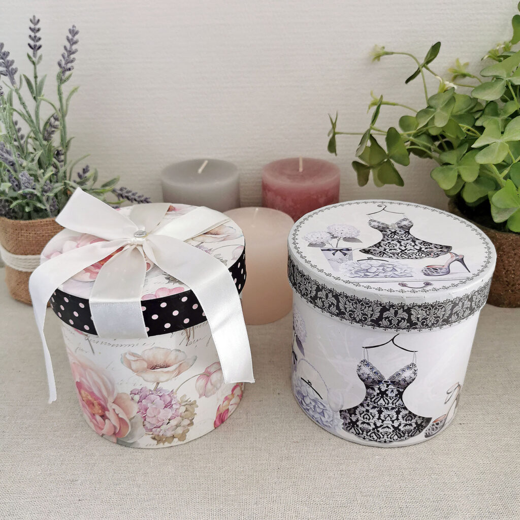 Lot de deux boîtes rondes en carton rigide décoré, motifs fleurs et corsets, diamètre 12 cm
