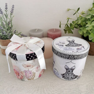 Lot de deux boîtes rondes en carton rigide décoré, motifs fleurs et corsets, diamètre 12 cm