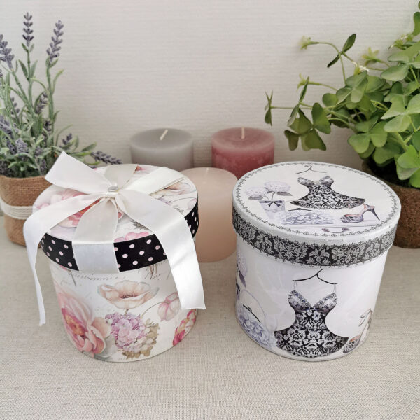 Lot de deux boîtes rondes en carton rigide décoré, motifs fleurs et corsets, diamètre 12 cm