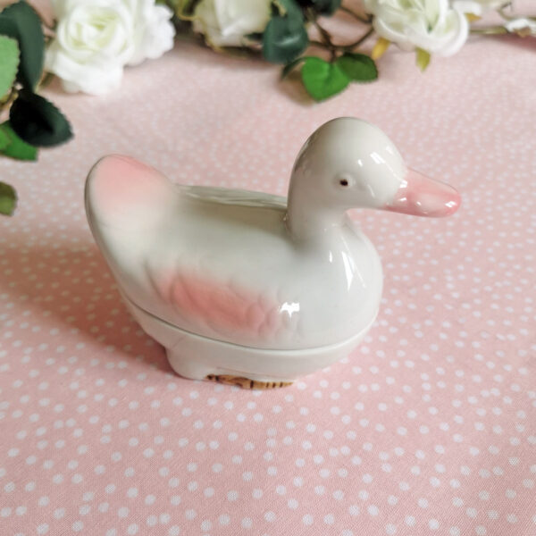 boîte vintage en céramique blanche en forme de canard avec détails roses