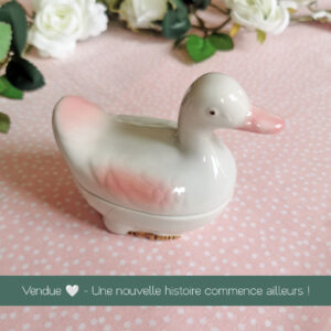 boîte vintage en céramique blanche en forme de canard avec détails roses - vendue
