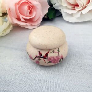 Mini-boite en céramique - Oiseaux rouges et fleurs de cerisier peinte à la main