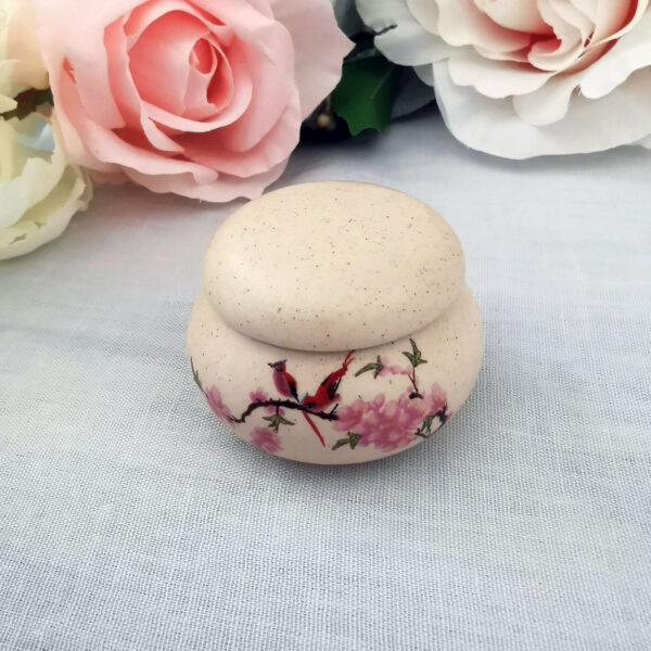 Mini-boite en céramique - Oiseaux rouges et fleurs de cerisier peinte à la main