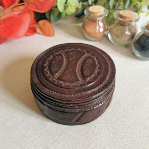 Boîte ronde vintage en cuir gaufré, artisanat marocain ou algérien, parfait état