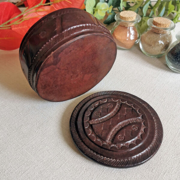 Boite ronde en cuir gaufré – Artisanat du Maghreb (années 70/90) – Image 3