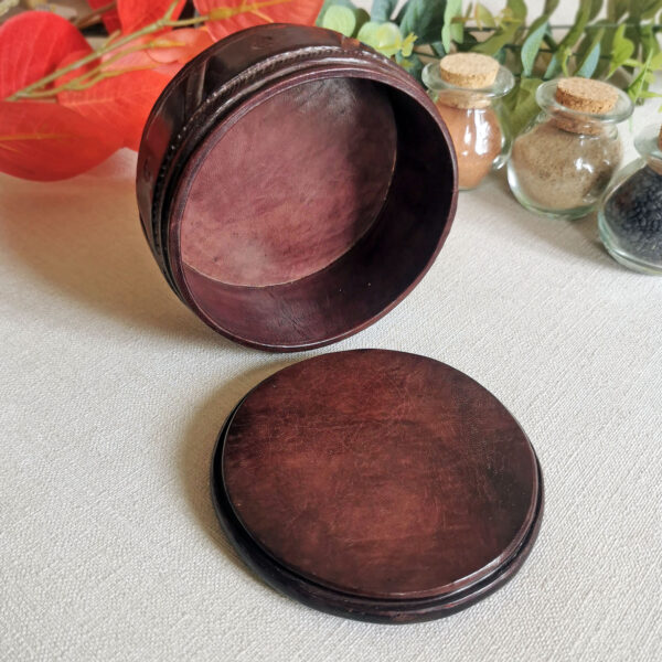 Boite ronde en cuir gaufré – Artisanat du Maghreb (années 70/90) – Image 4