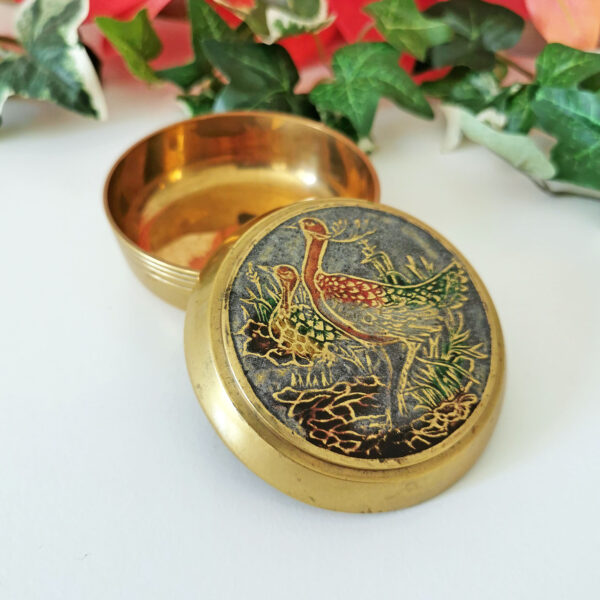 Boite en laiton émaillé, décor d’oiseaux exotiques - artisanat oriental (années 60/80) – Image 2