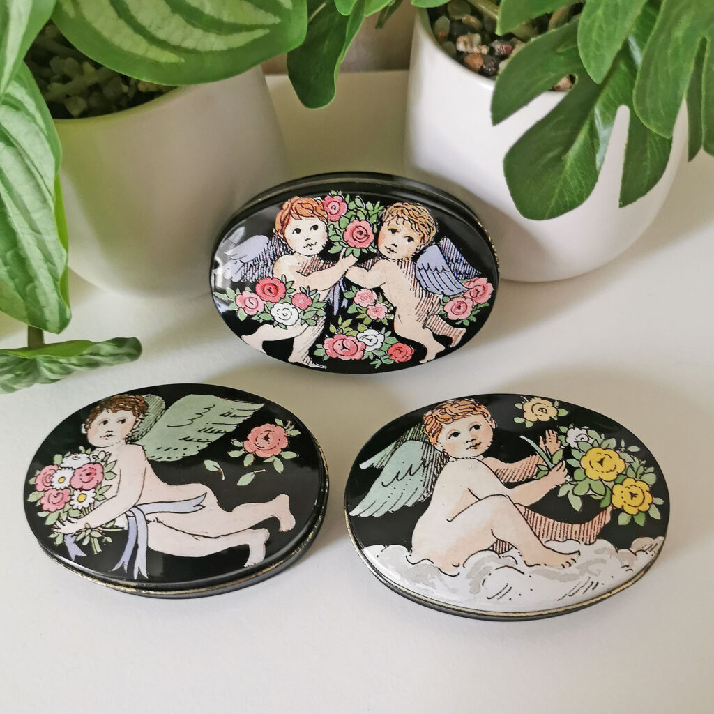 lot de 3 boîtes en métal vintage décorées de chérubins, dessinées par Pat Albeck pour J. Luber, made in Scotland