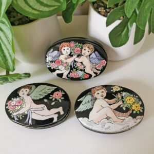 lot de 3 boîtes en métal vintage décorées de chérubins, dessinées par Pat Albeck pour J. Luber, made in Scotland