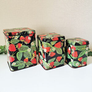 lot de trois boîtes gigognes anciennes en métal décor fraises fond noir