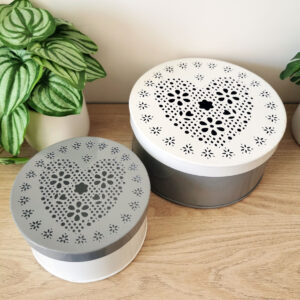 Duo de boîtes en métal gris et blanc à motif cœur ajouré
