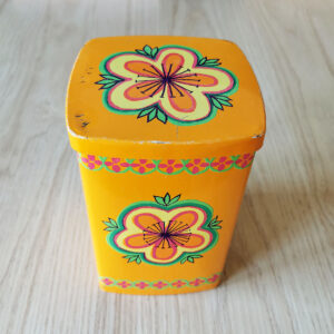 boîte en métal vintage jaune à motif floral pop, fabrication Ira Denmark, vue avec couvercle