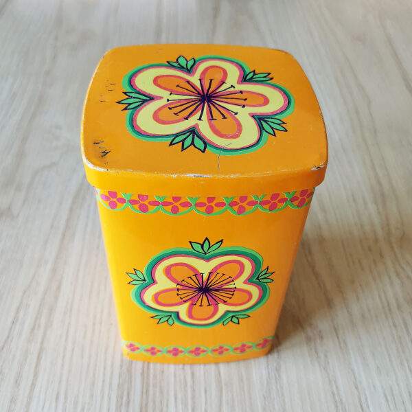 boîte en métal vintage jaune à motif floral pop, fabrication Ira Denmark, vue avec couvercle