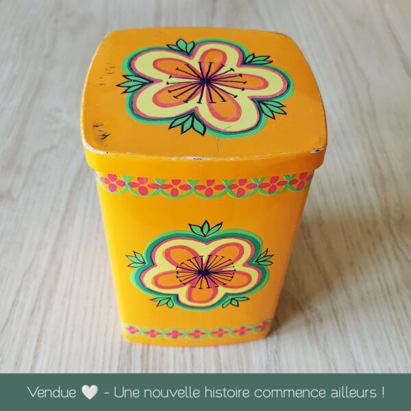 boîte en métal vintage jaune à motif floral pop, fabrication Ira Denmark, vue avec couvercle