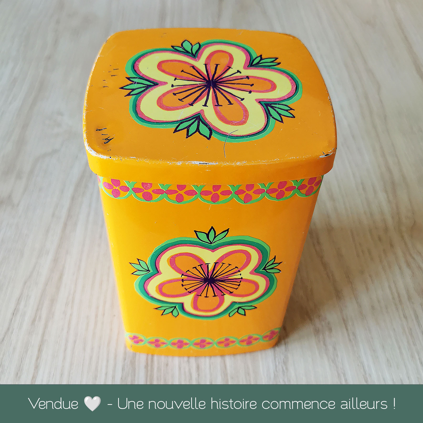 boîte en métal vintage jaune à motif floral pop, fabrication Ira Denmark, vue avec couvercle