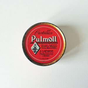 Boîte ancienne Pulmoll rouge avec texte médical et logo vintage – années 50