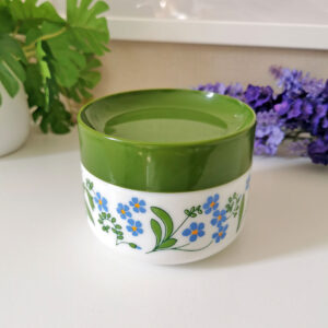 boîte vintage italienne en opaline blanche avec couvercle en plastique, vue de face