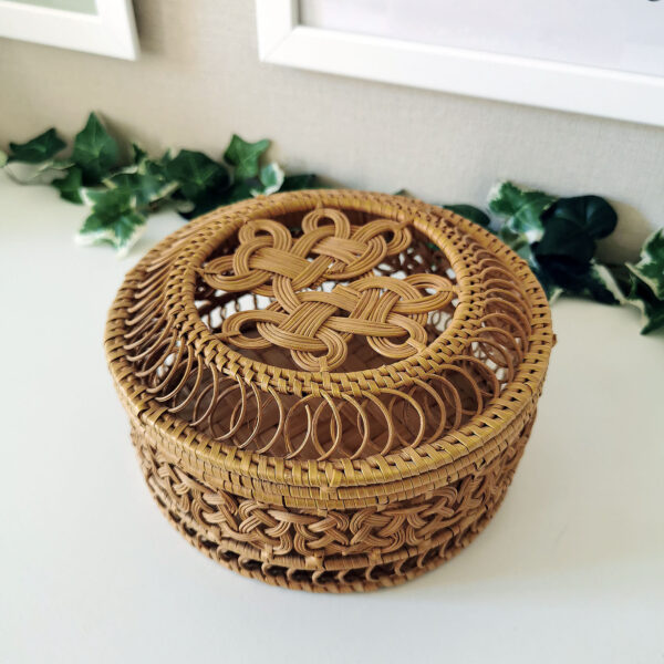 petite boîte ancienne ronde en osier tressé et ajouré datant de 1900, artisanat ancien du nord de la France