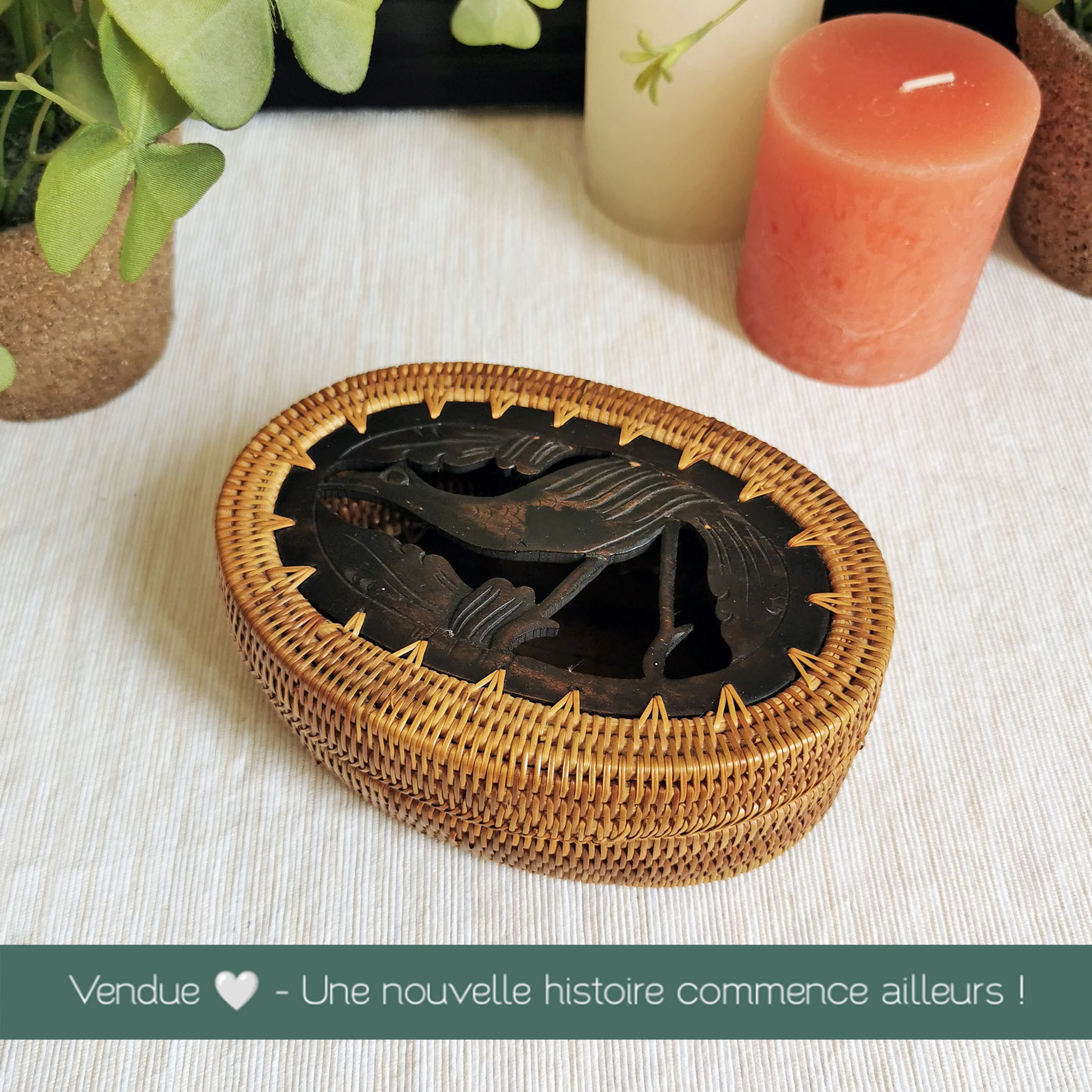 boite ovale artisanale en osier et bois sculpté à motif héron – années 70 à 90