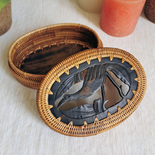 Boite ovale artisanale en osier et bois sculpté, motif héron - Asie du Sud-Est – Image 2