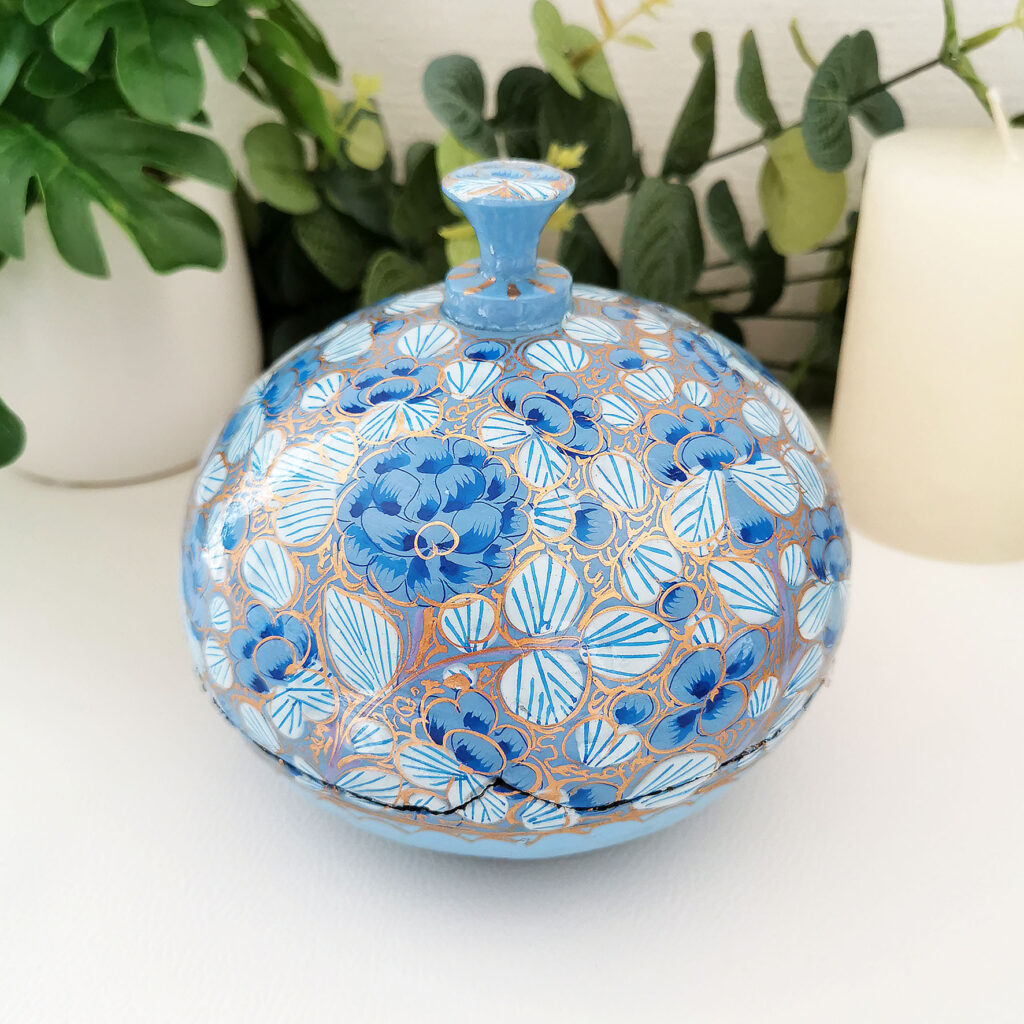 boîte ronde en papier mâché laqué bleu à décor floral doré, artisanat du Cachemire