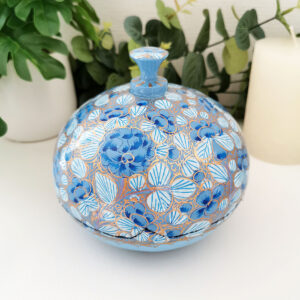 boîte ronde en papier mâché laqué bleu à décor floral doré, artisanat du Cachemire